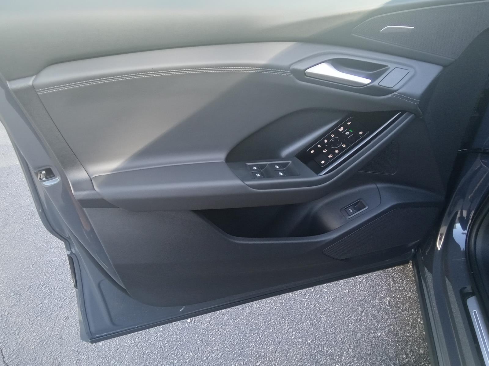 2025 Audi Q6 e-tron Premium Plus