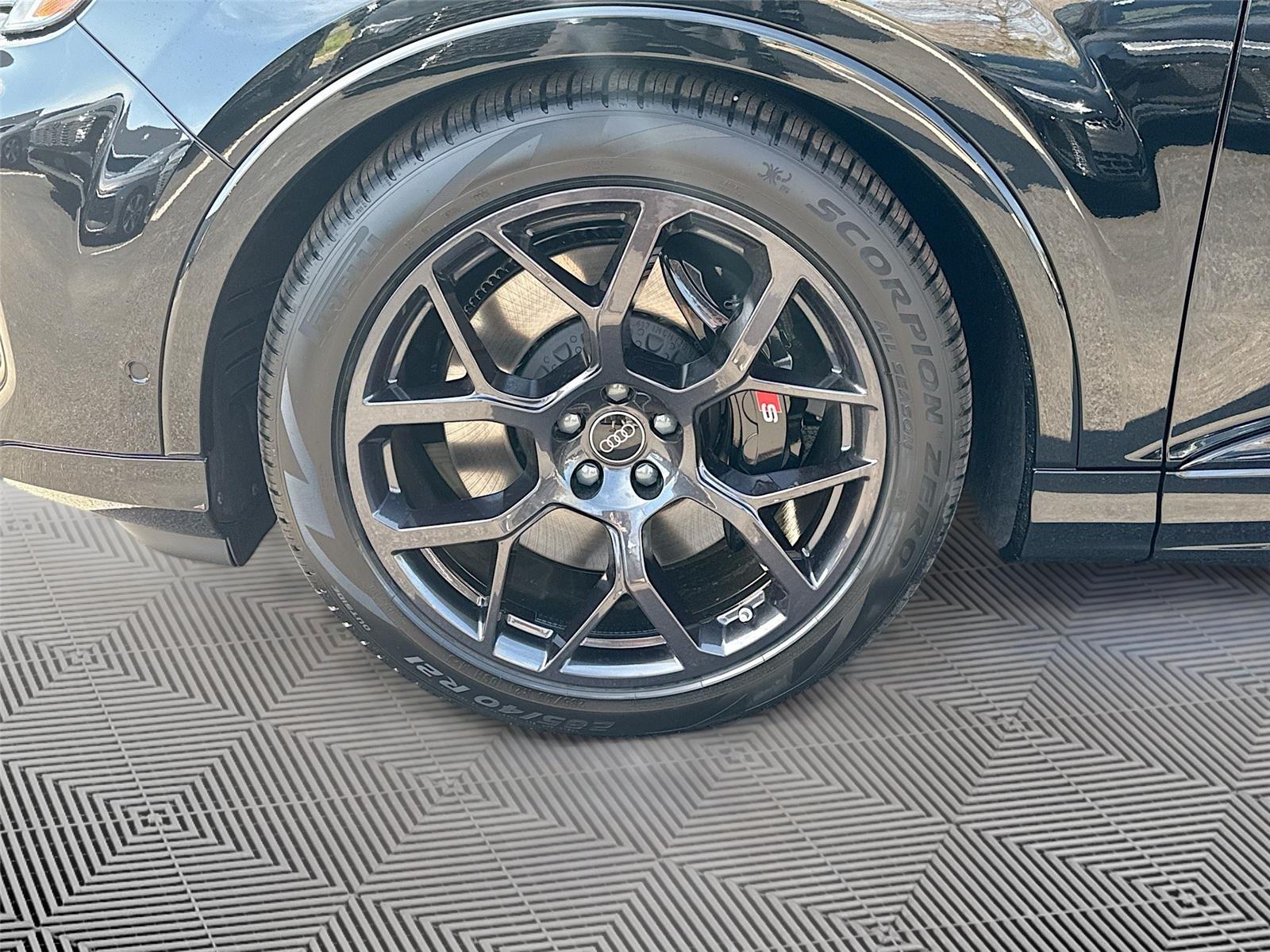 2026 Audi SQ7 Premium Plus