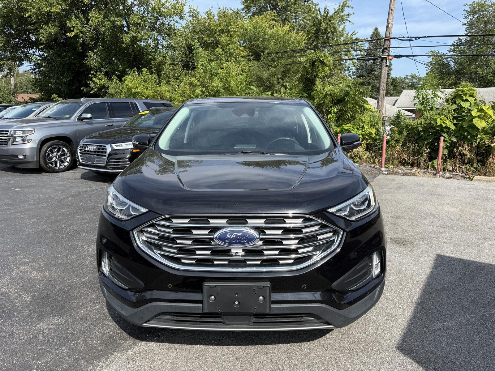 2022 Ford Edge Titanium photo 2
