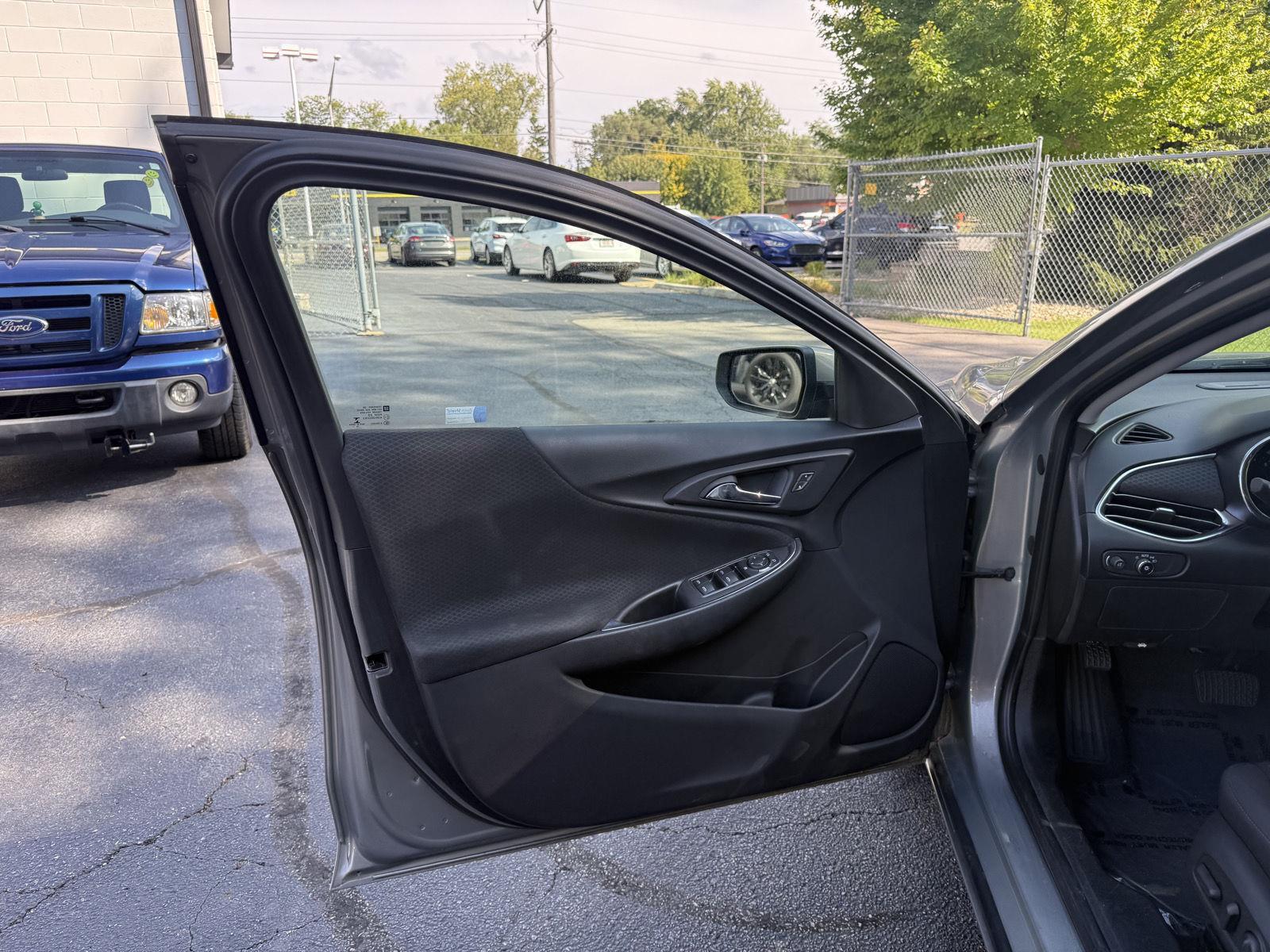 2017 Chevrolet Malibu 1LT photo 12