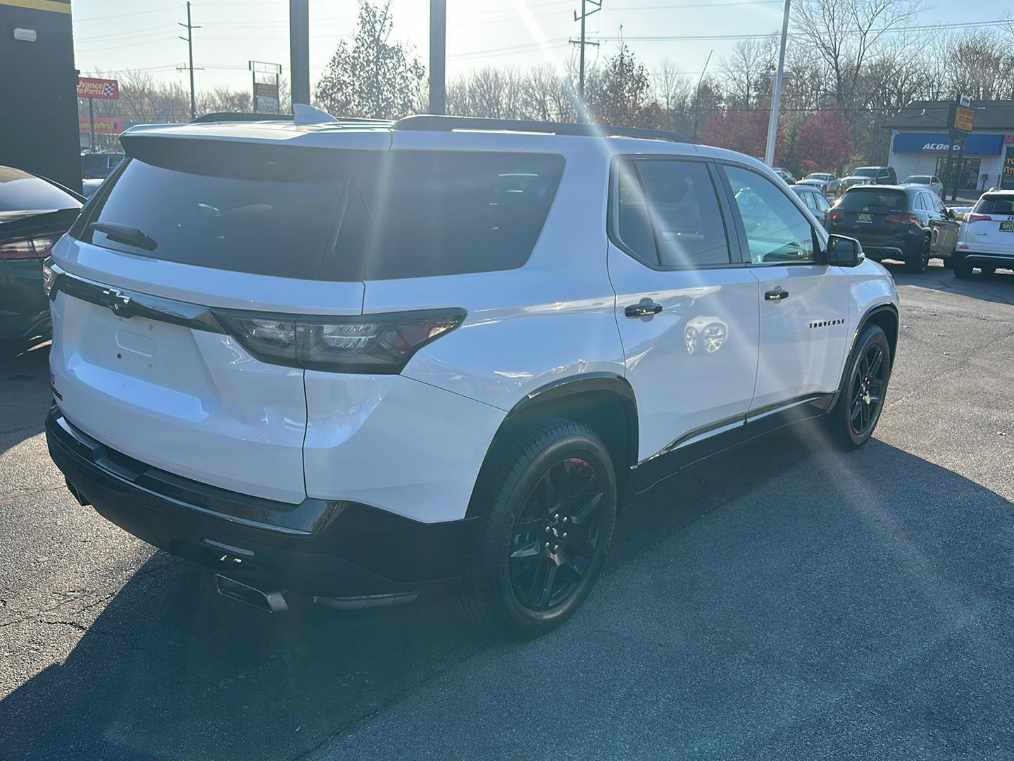 2018 Chevrolet Traverse Premier photo 2