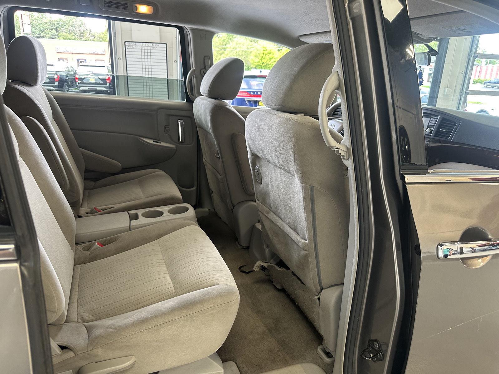 2016 Nissan Quest 26