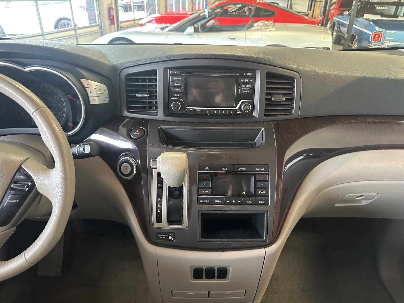 2016 Nissan Quest 32