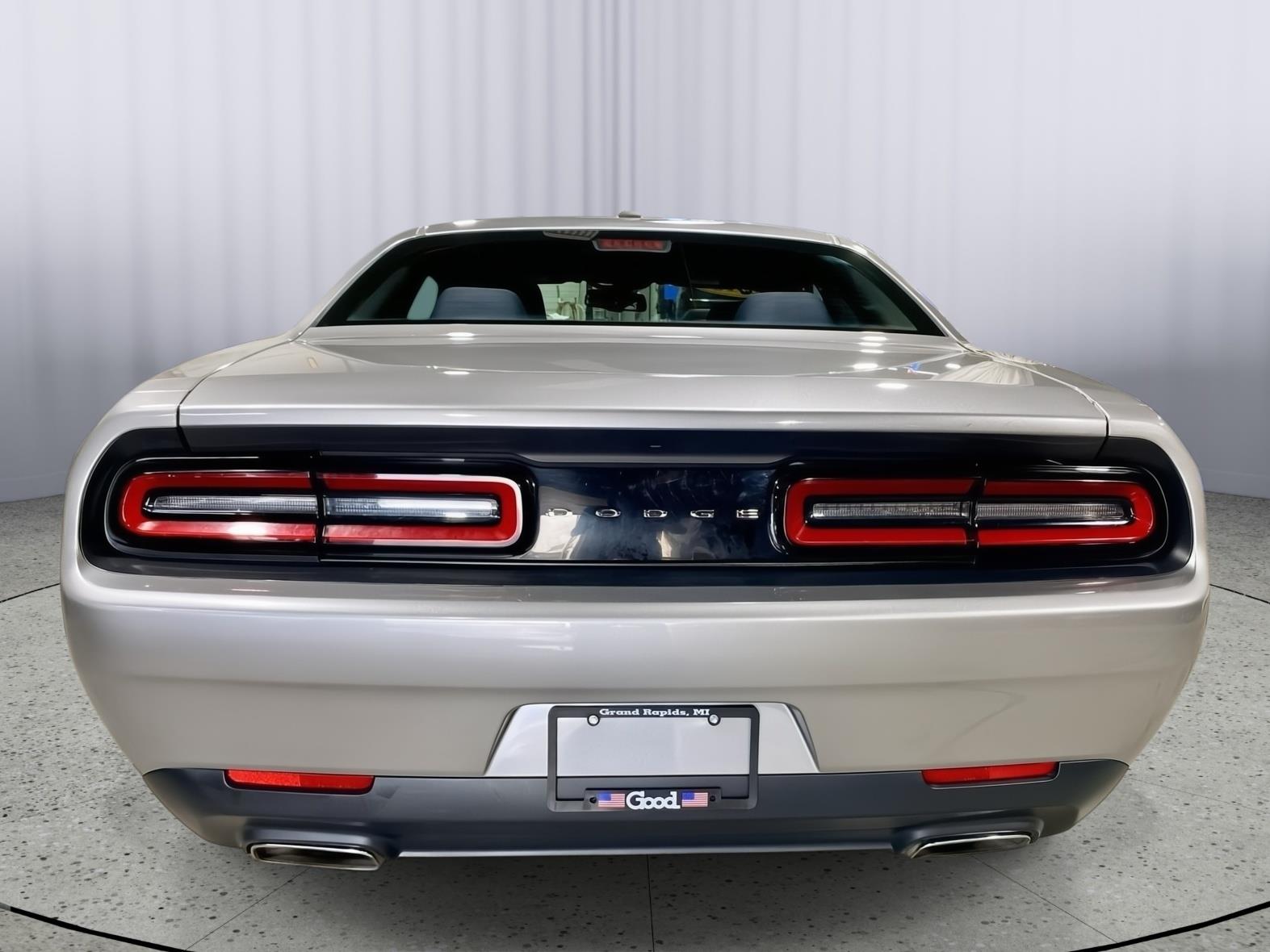 2016 Dodge Challenger SXT photo 5