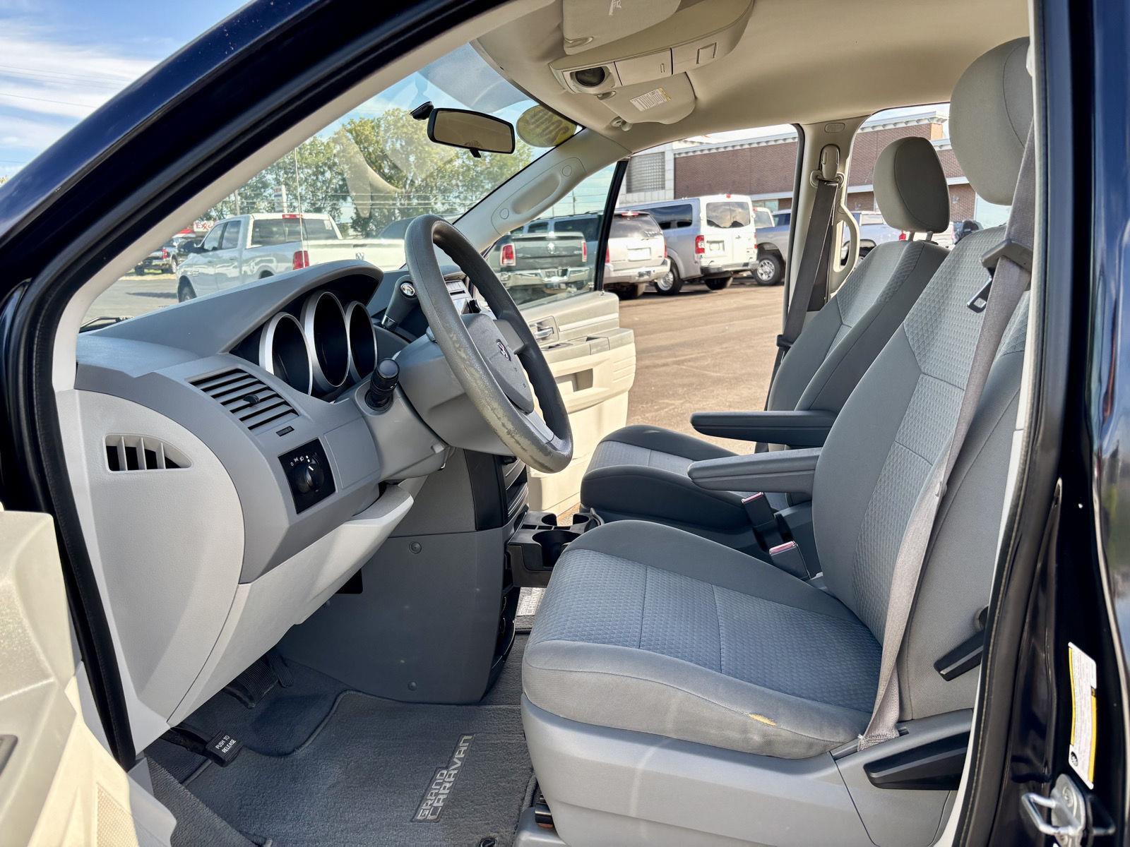 2010 Dodge Grand Caravan SE photo 2