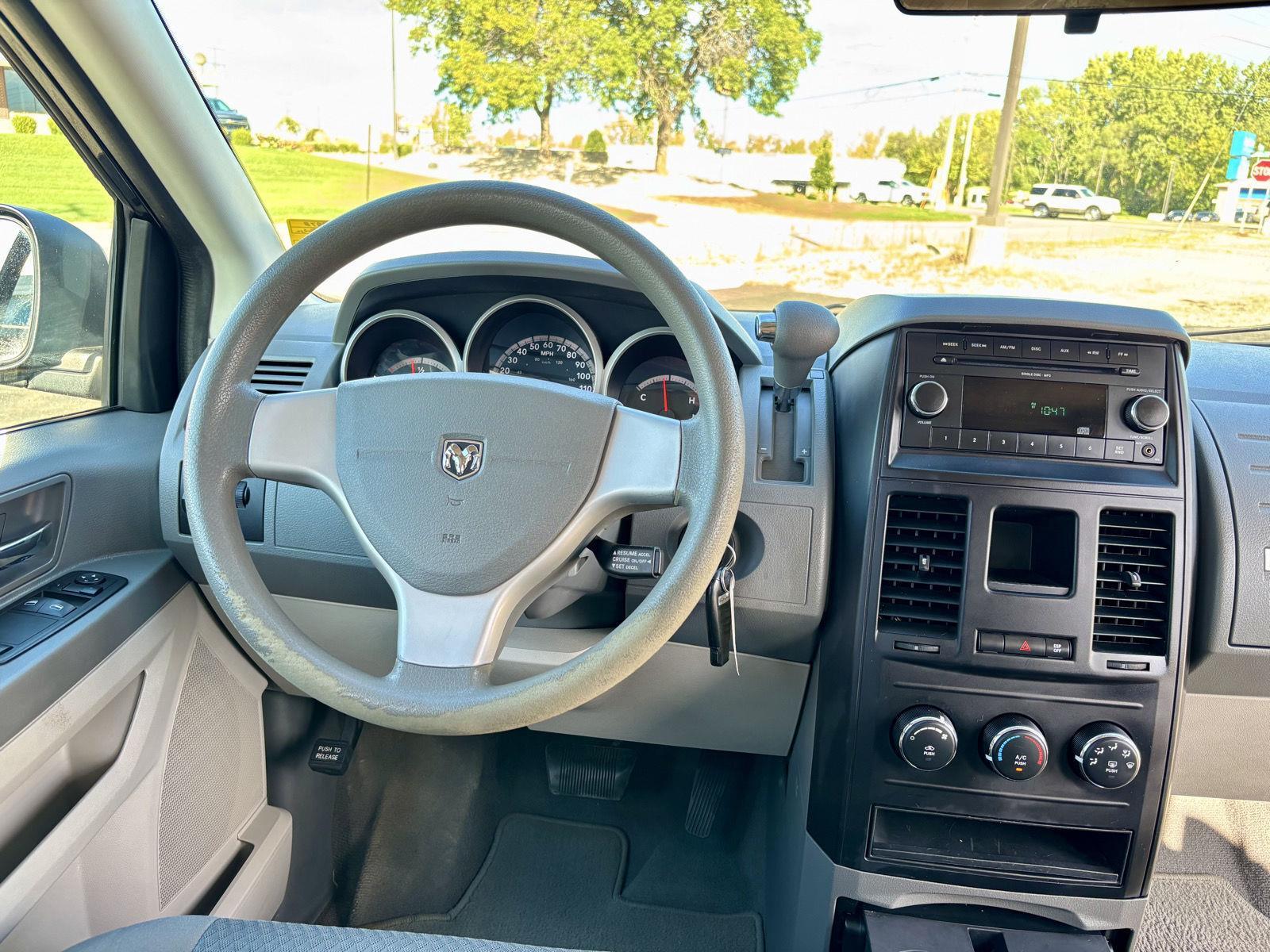 2010 Dodge Grand Caravan SE photo 3