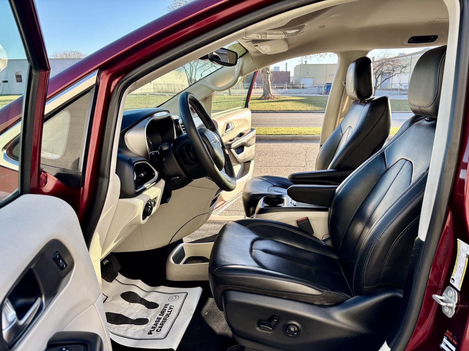 2022 Chrysler Pacifica Touring L's photo