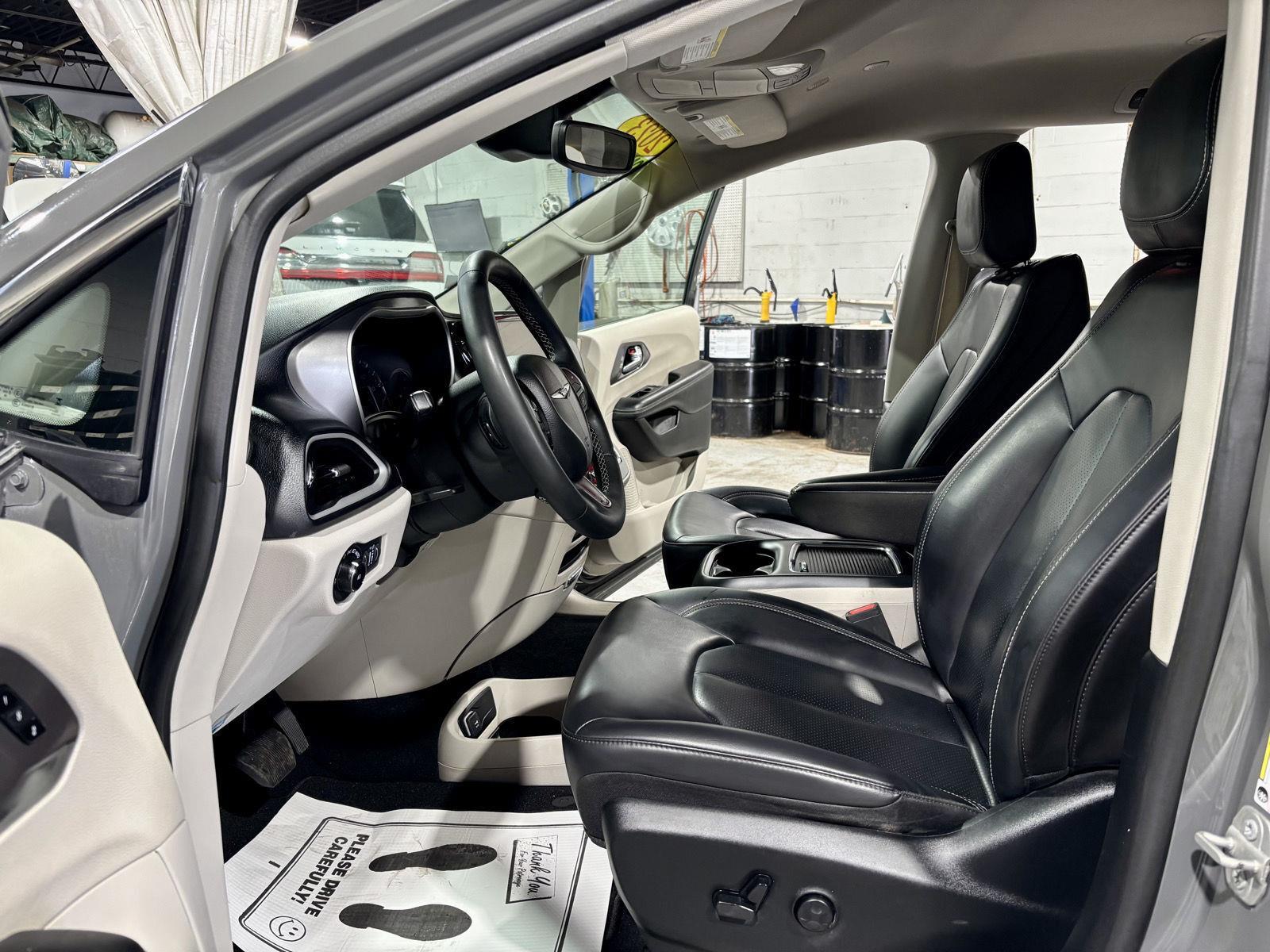 2023 Chrysler Pacifica Touring L's photo