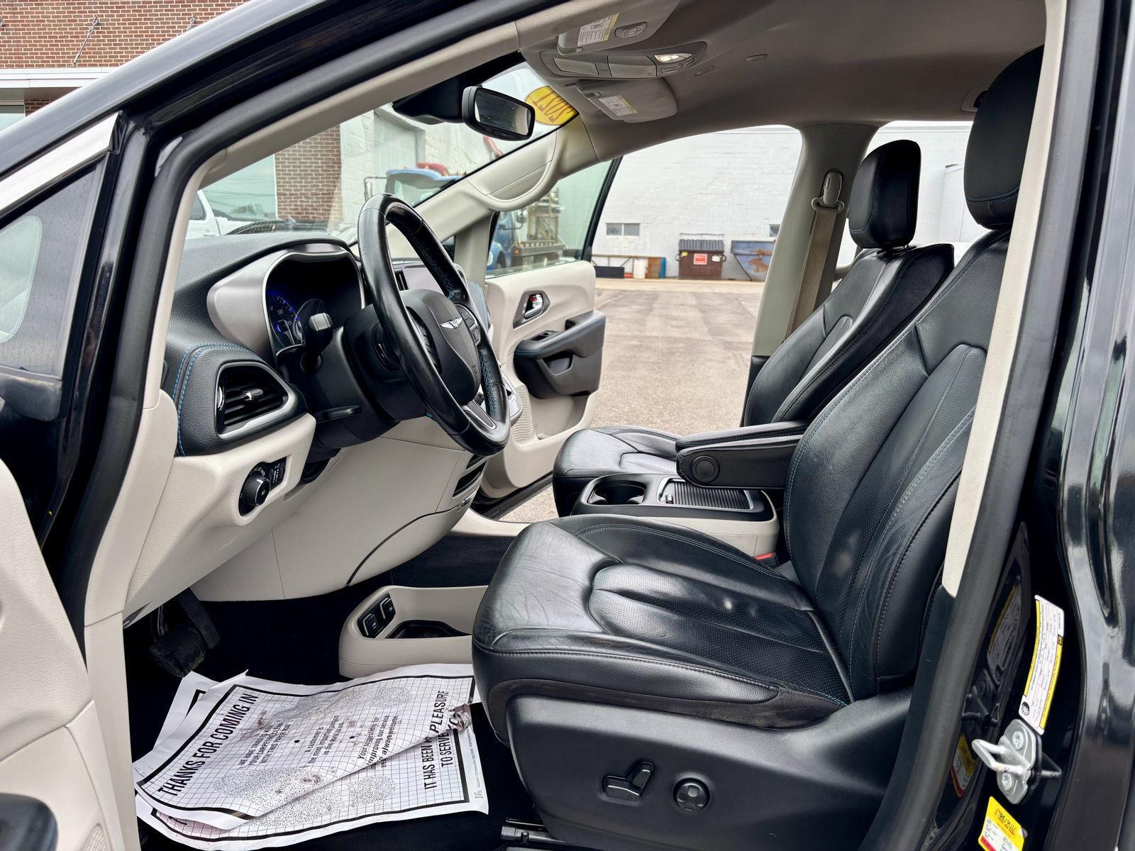 2021 Chrysler Pacifica Touring L's photo