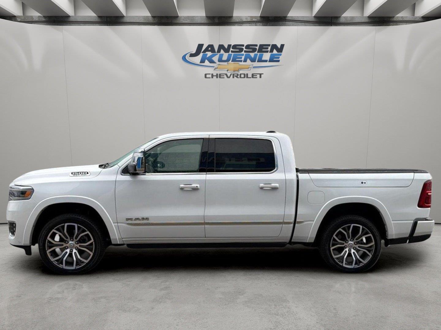 2025 RAM 1500 Blanco (Ivory White Tri-Coat Pearlcoat) Camioneta Todo terreno 8 velocidades Automática