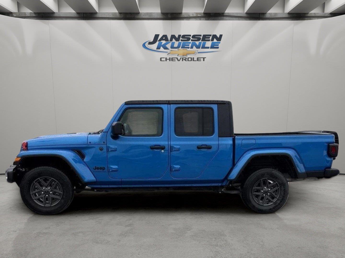 Hydro Blue Pearlcoat 2024 Jeep Gladiator Pickup Truck Four-Wheel Drive 8-Speed Automatic