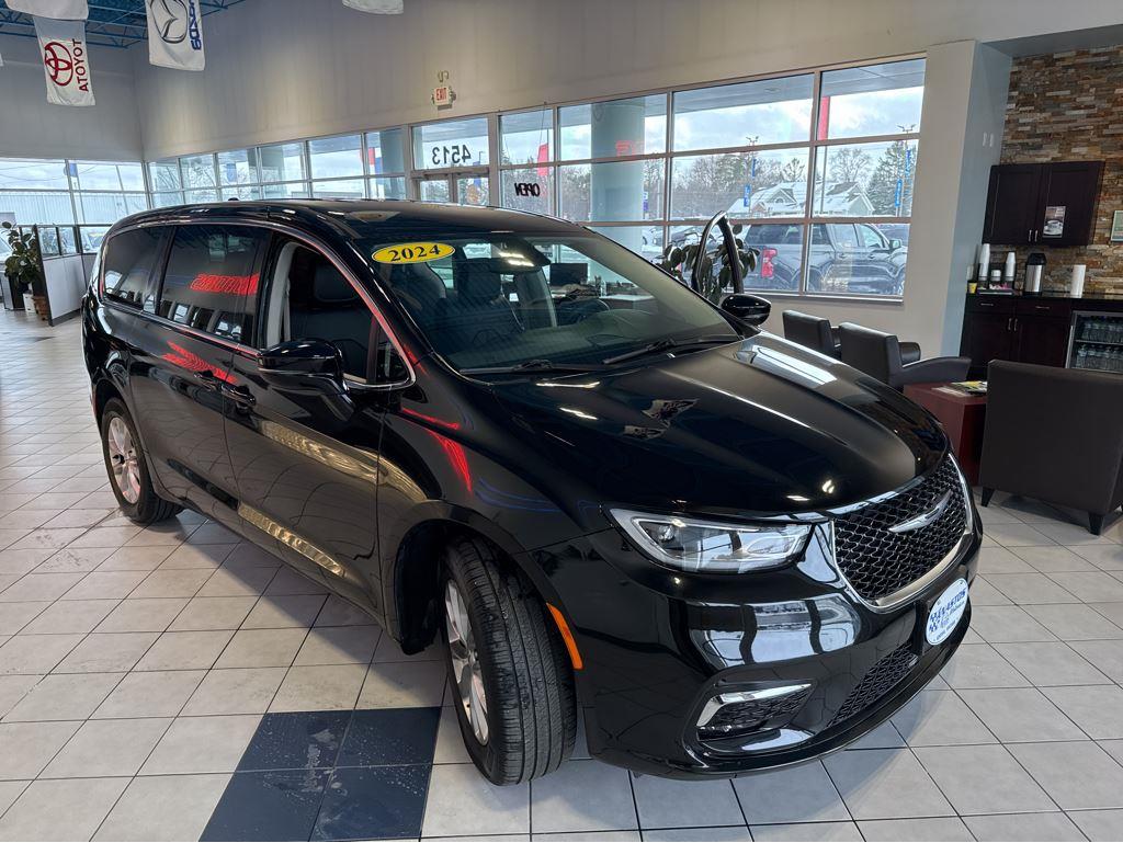Diamond Black Crystal Pearlcoat 2024 Chrysler Pacifica Minivan All-Wheel Drive Automatic