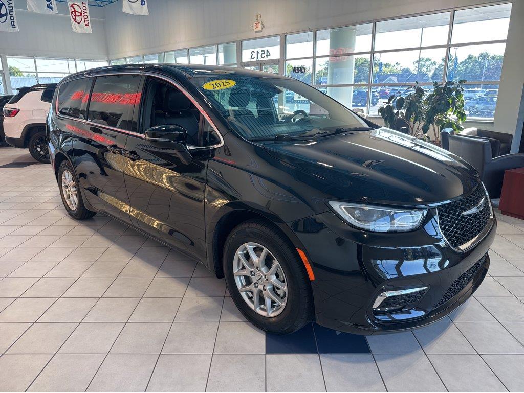 Diamond Black Crystal Pearlcoat 2025 Chrysler Pacifica Minivan Front-Wheel Drive 9-Speed Automatic