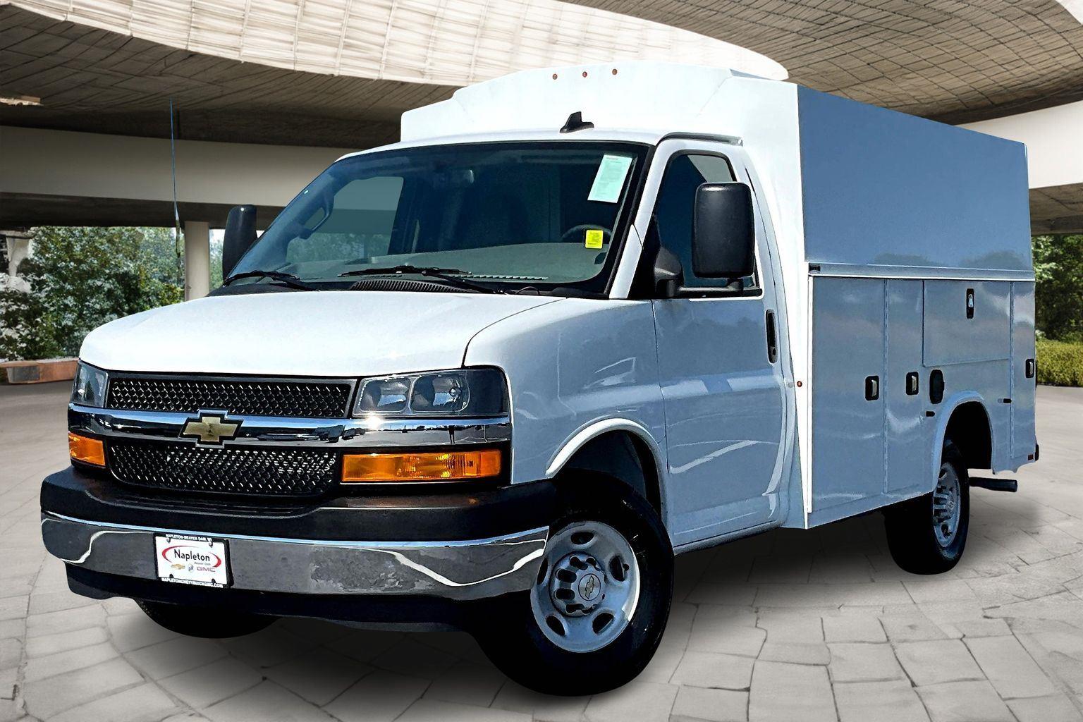 2025 Chevrolet Express Base's photo