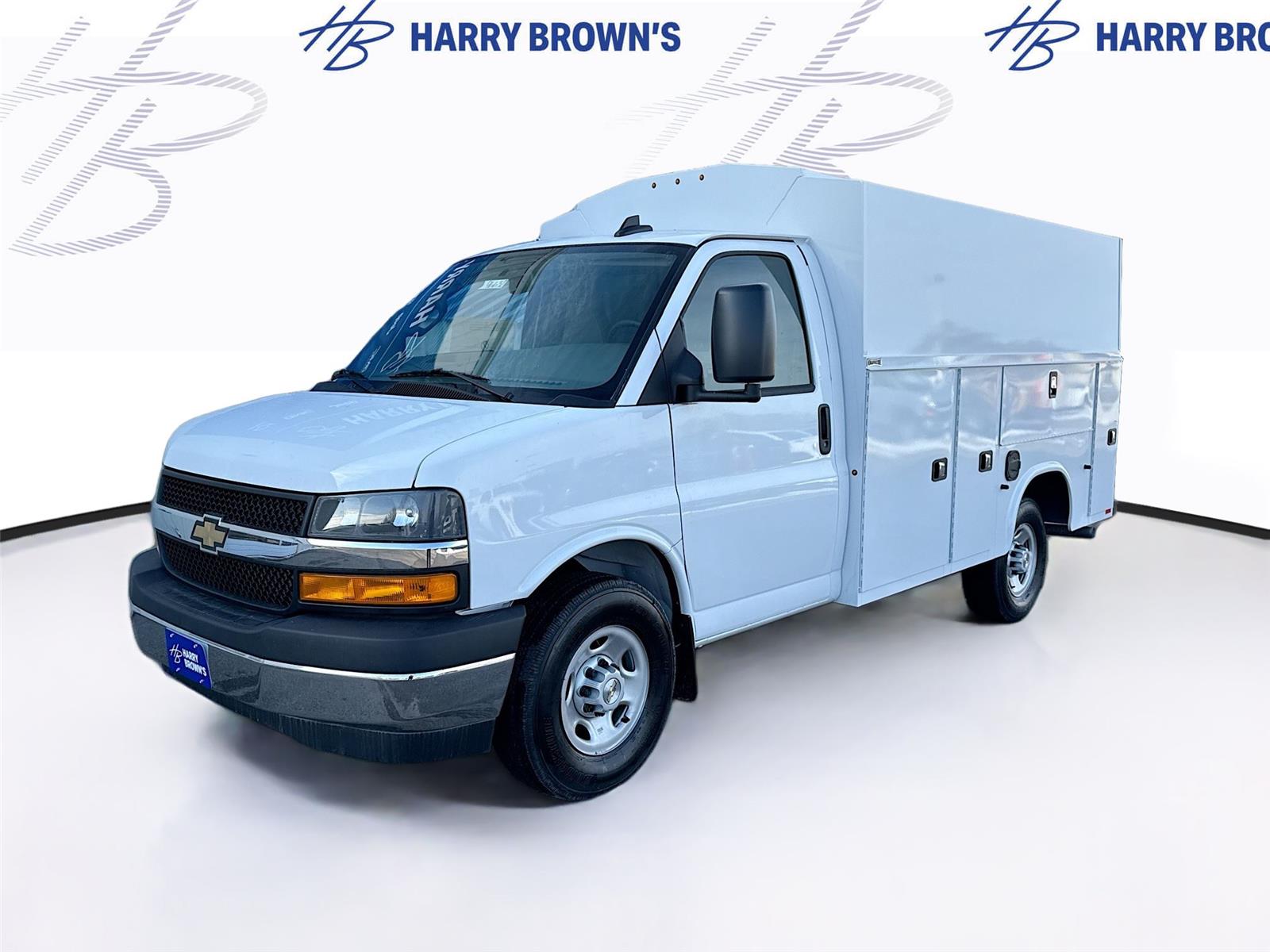 Summit White 2025 Chevrolet Express Chassis 3500 Cutaway 139 Van Rear-Wheel Drive 8-Speed Automatic