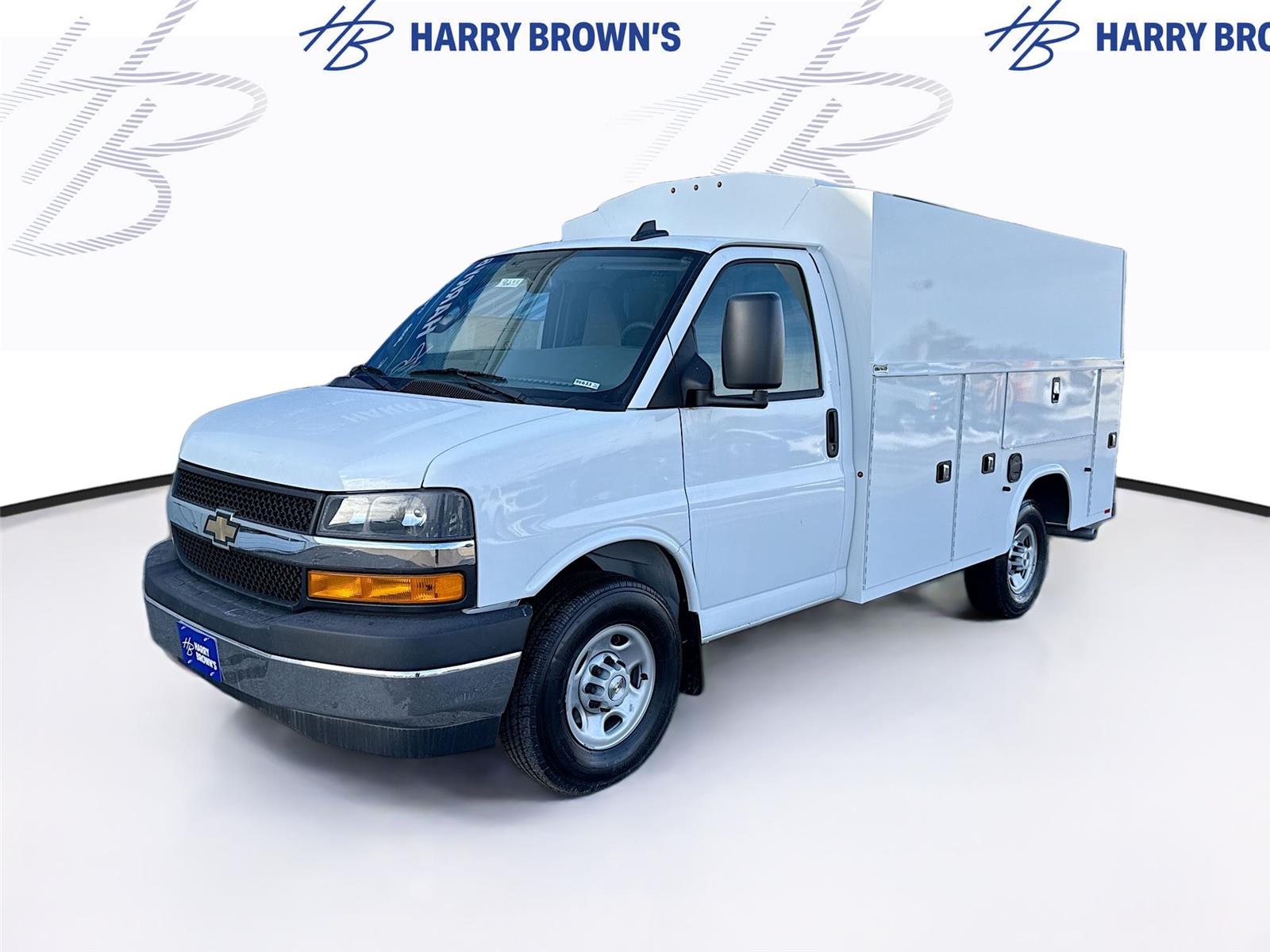 Summit White 2025 Chevrolet Express Chassis 3500 Cutaway 139 Van Rear-Wheel Drive 8-Speed Automatic