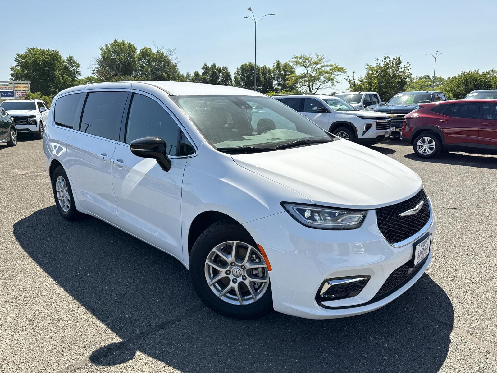 Bright White Clearcoat 2025 Chrysler Pacifica Minivan Front-Wheel Drive Automatic