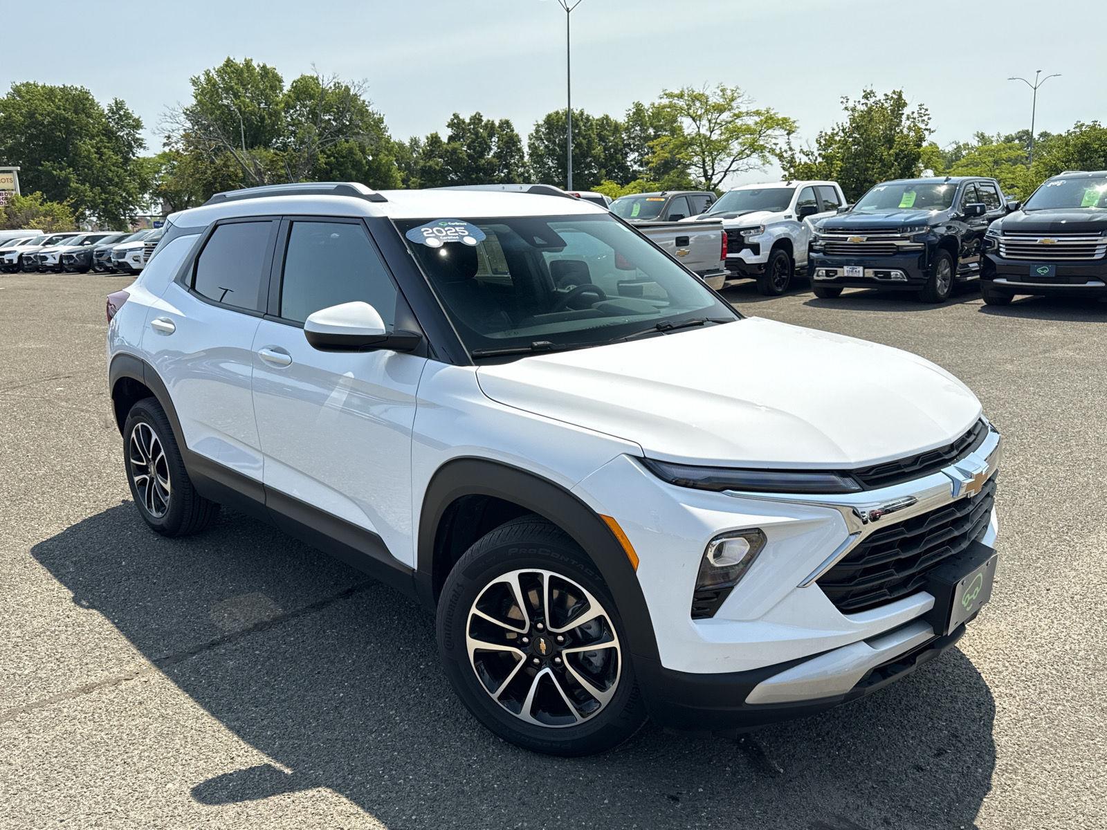 Summit White 2025 Chevrolet Trailblazer SUV / Crossover Four-Wheel Drive Automatic