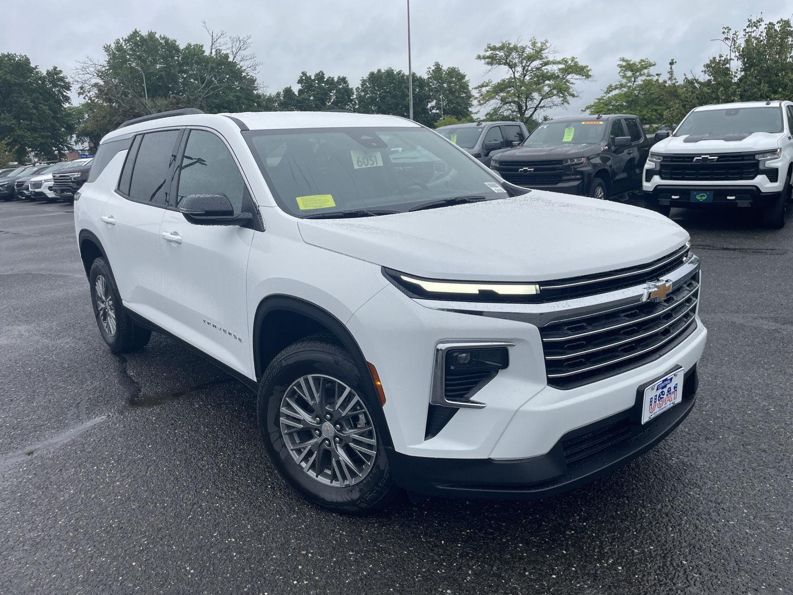 Summit White 2026 Chevrolet Traverse SUV / Crossover Four-Wheel Drive 8-Speed Automatic