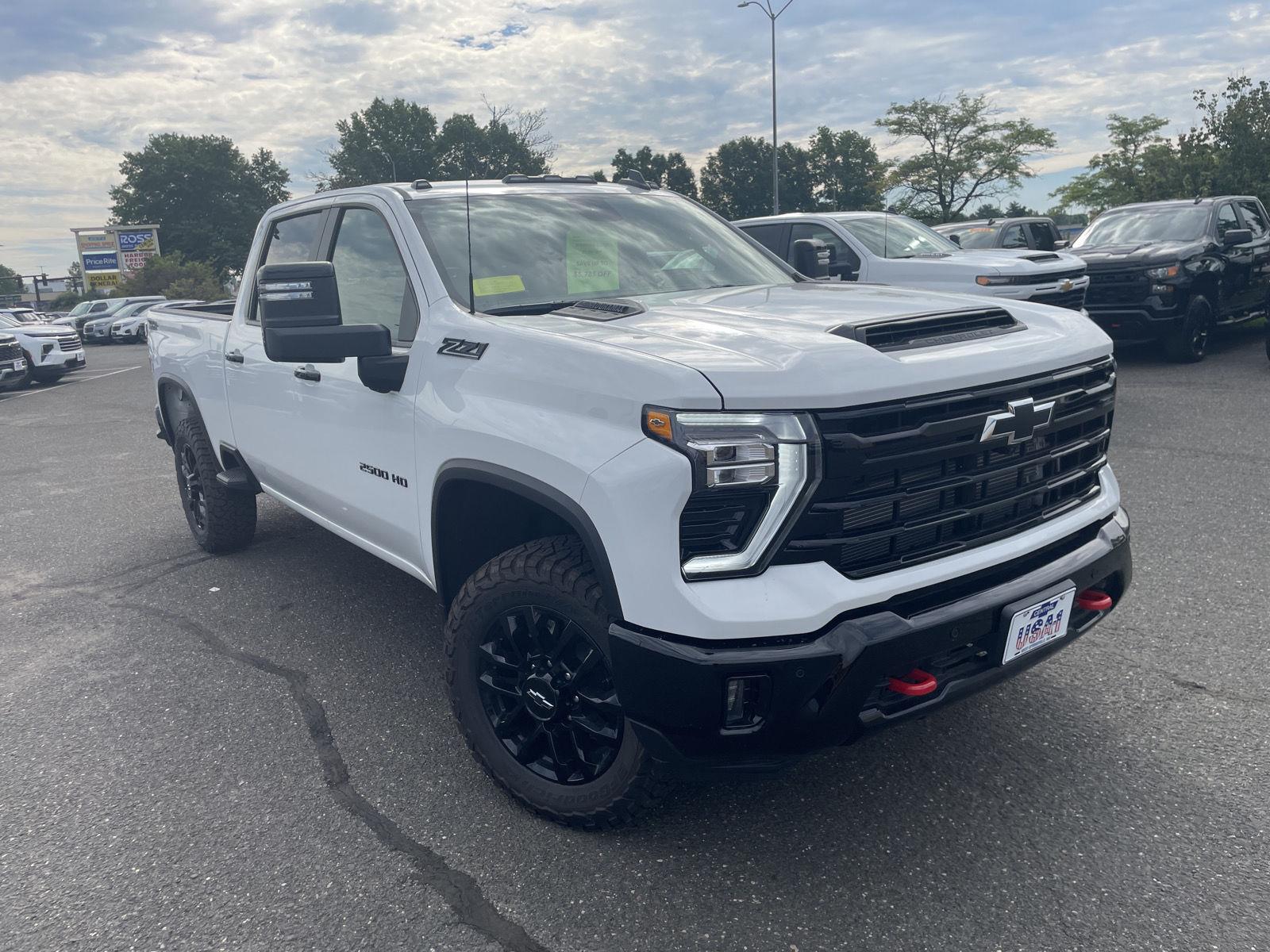 Summit White 2026 Chevrolet Silverado 2500HD Pickup Truck Four-Wheel Drive Automatic