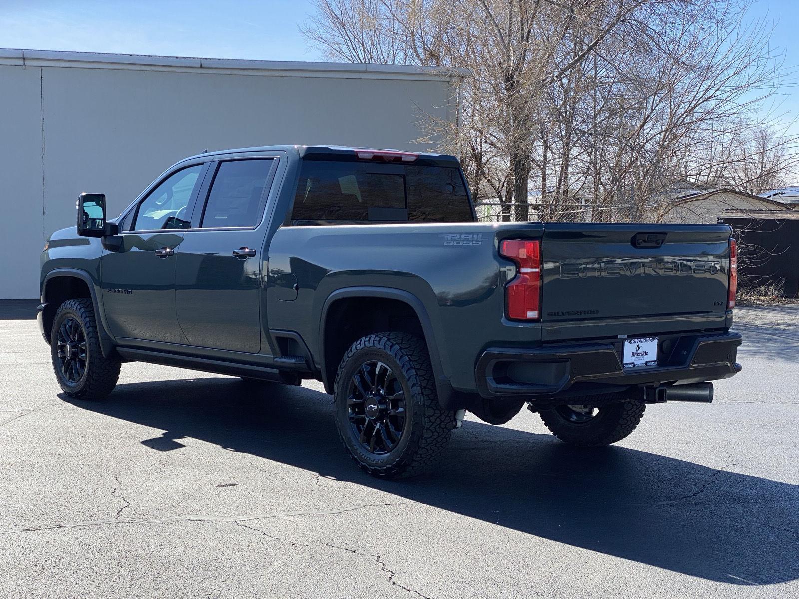 View vehicle photo 4