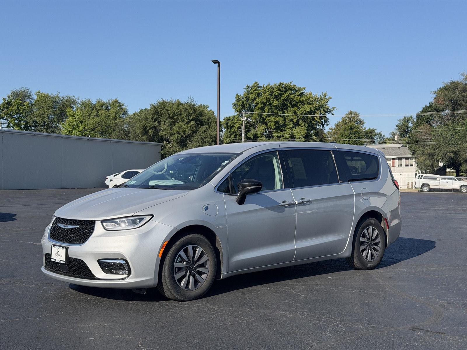 Silver Mist Clearcoat 2024 Chrysler Pacifica Hybrid Minivan Front-Wheel Drive Automatic