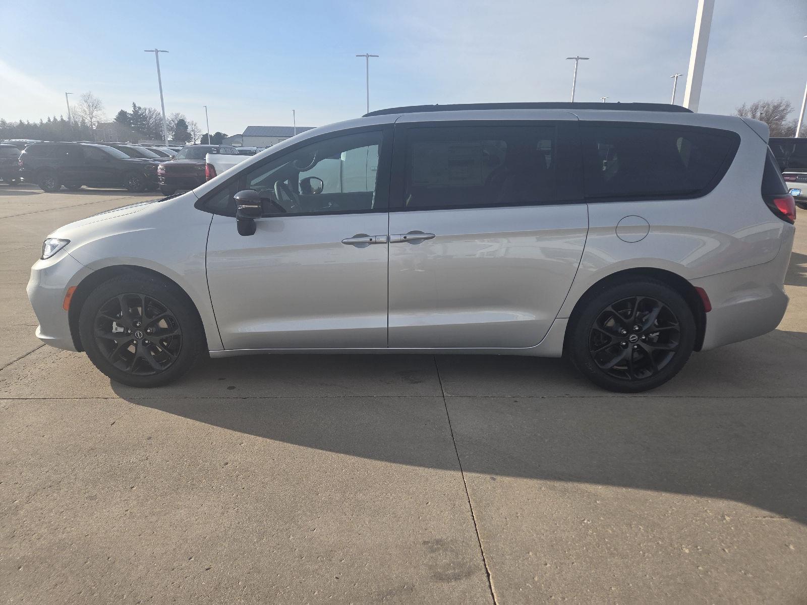 View vehicle photo 7