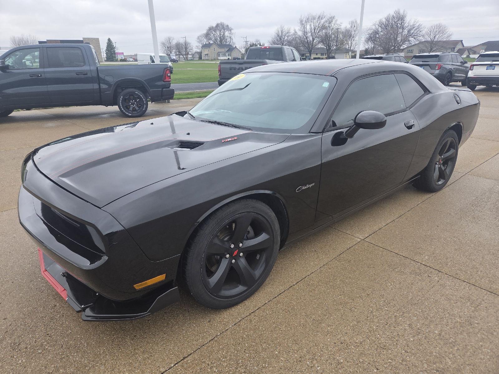 Black Clearcoat 2014 Dodge Challenger R/T RWD Coupe Rear-Wheel Drive 6-Speed Manual
