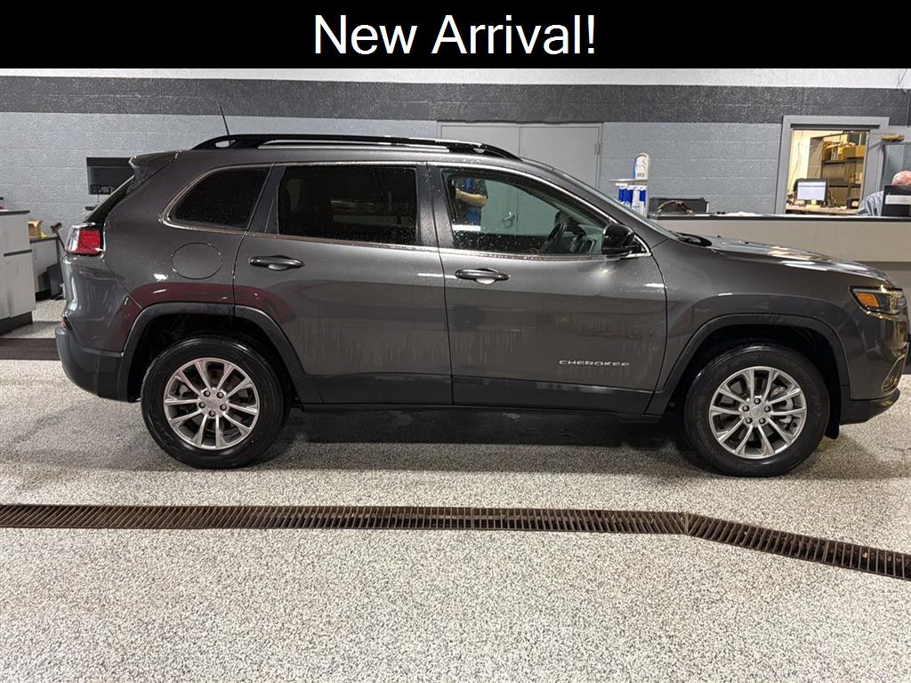 Gray (Granite Crystal Metallic Clearcoat) 2022 Jeep Cherokee Latitude Lux 4WD SUV / Crossover Four-Wheel Drive 9-Speed Automatic