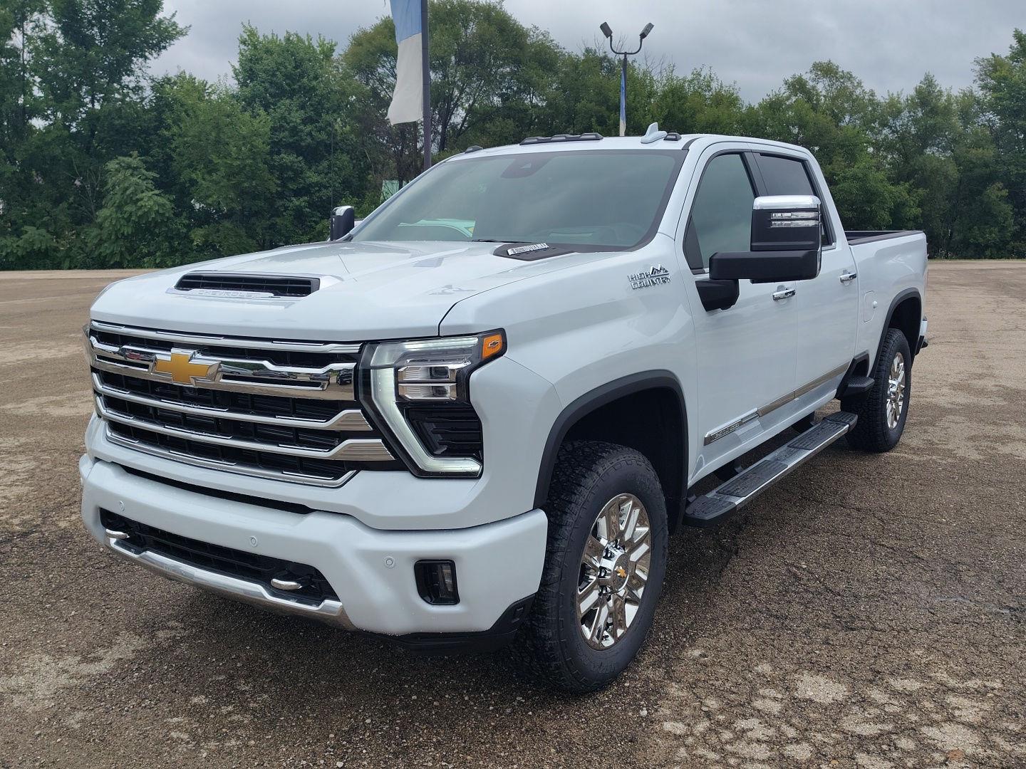 Polar White Tricoat 2026 Chevrolet Silverado 2500HD Pickup Truck Four-Wheel Drive Automatic