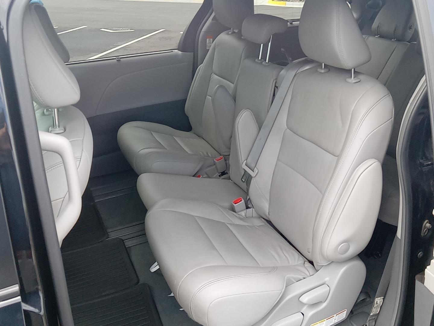 2019 Toyota Sienna XLE 14