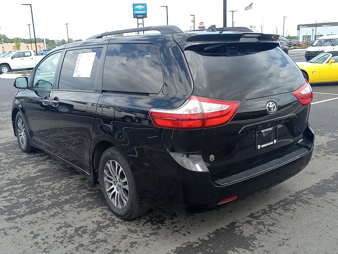 2019 Toyota Sienna XLE 21