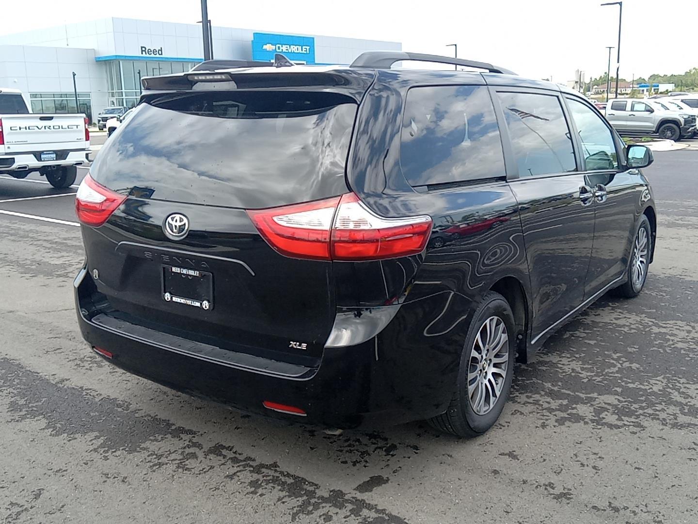 2019 Toyota Sienna XLE 22