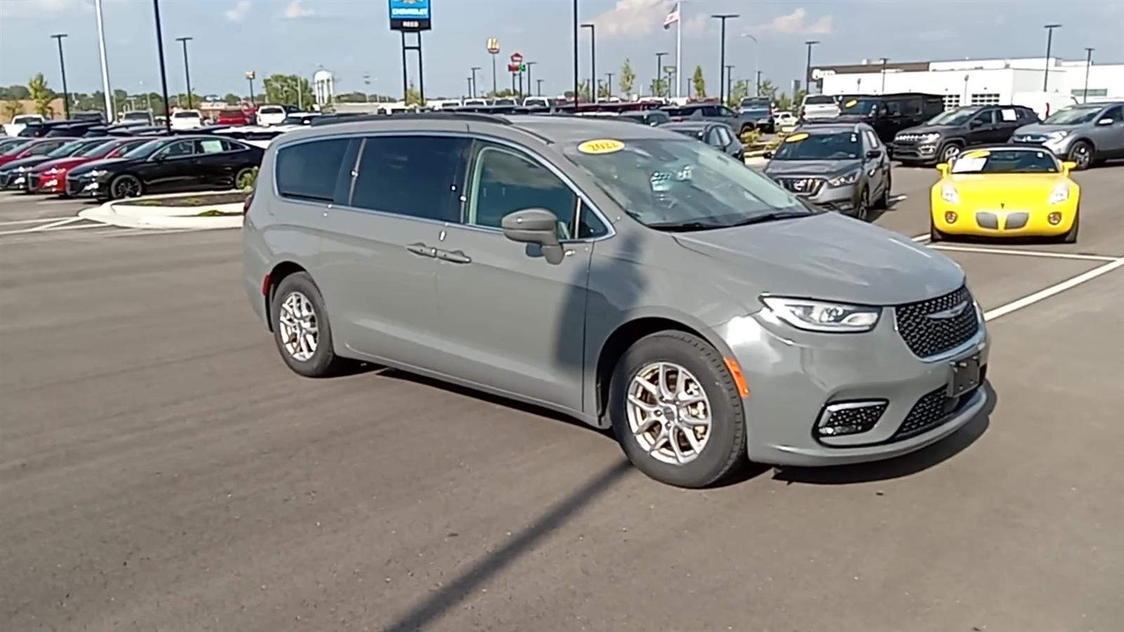 2022 Chrysler Pacifica Touring L 2