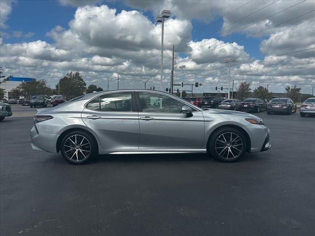 2023 Toyota Camry SE 2