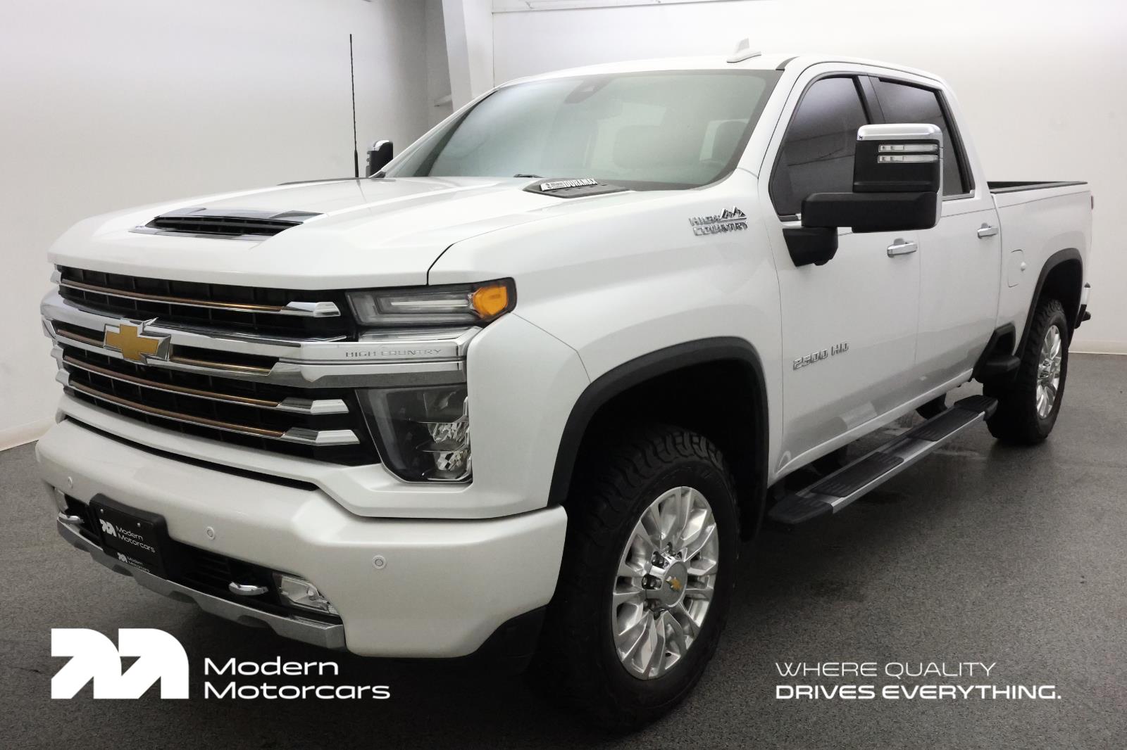 White (Iridescent Pearl Tricoat) 2022 Chevrolet Silverado 2500HD High Country Crew Cab 4WD Pickup Truck Four-Wheel Drive Automatic