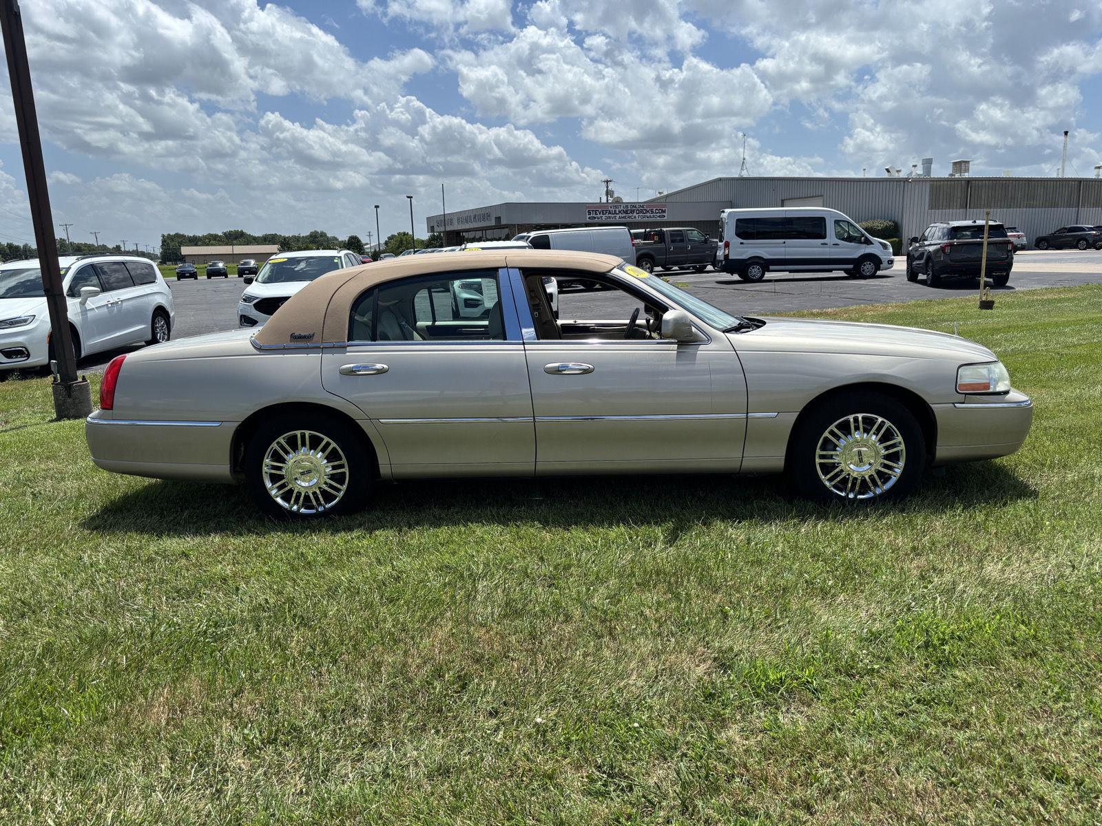 Light French Silk Metallic 2010 Lincoln Town Car Sedan Rear-Wheel Drive 4-Speed Automatic Overdrive