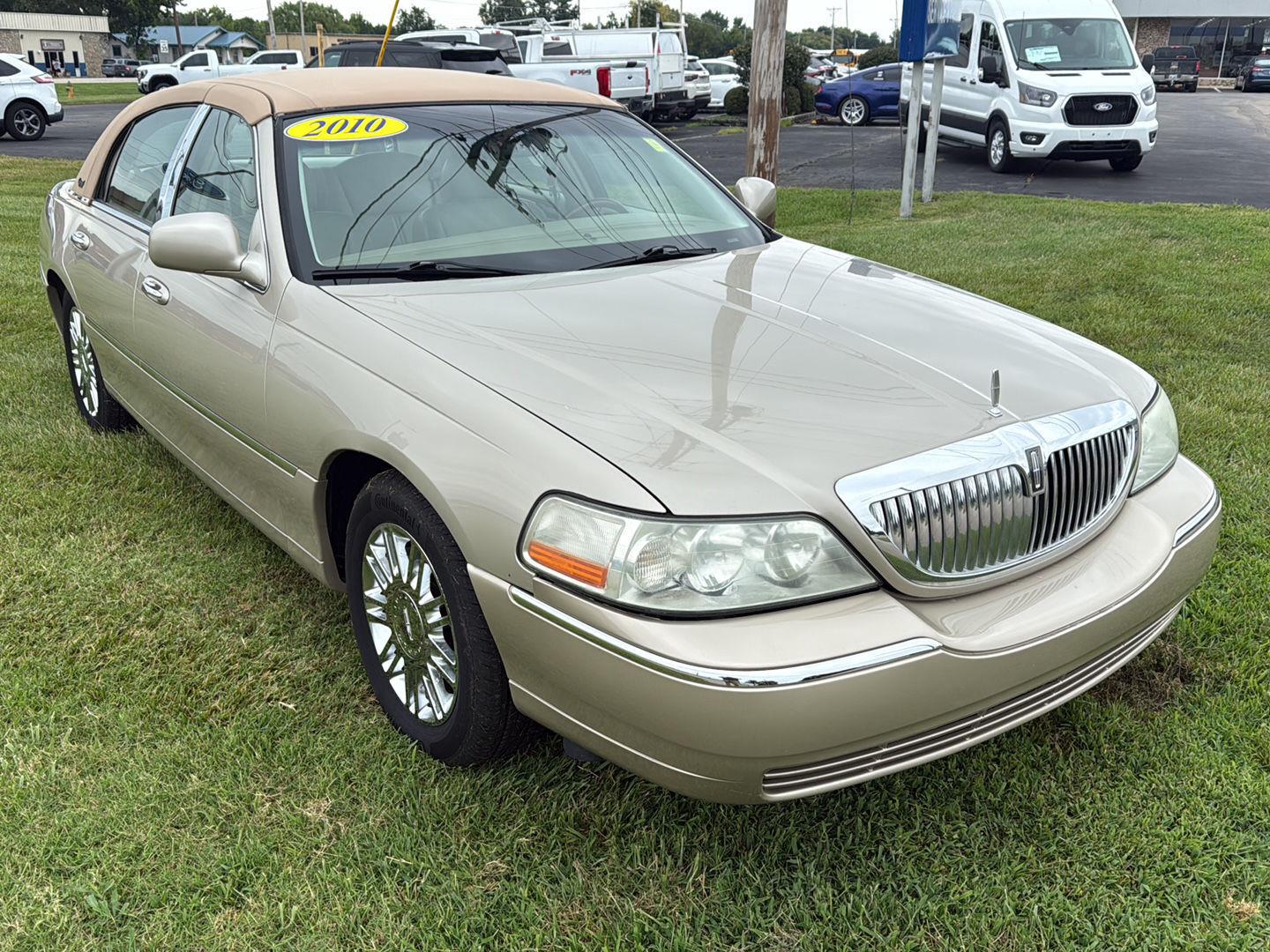  2010 Lincoln Town Car Signature Limited   