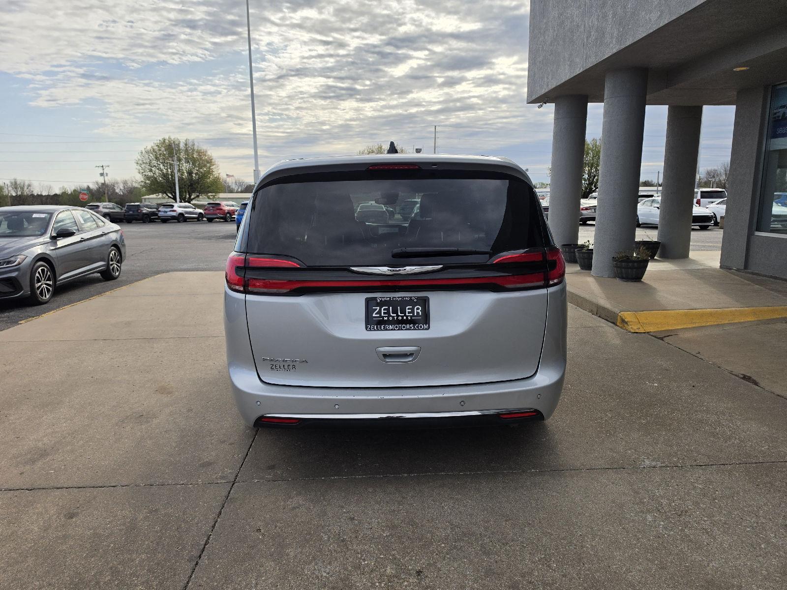 View vehicle photo 4