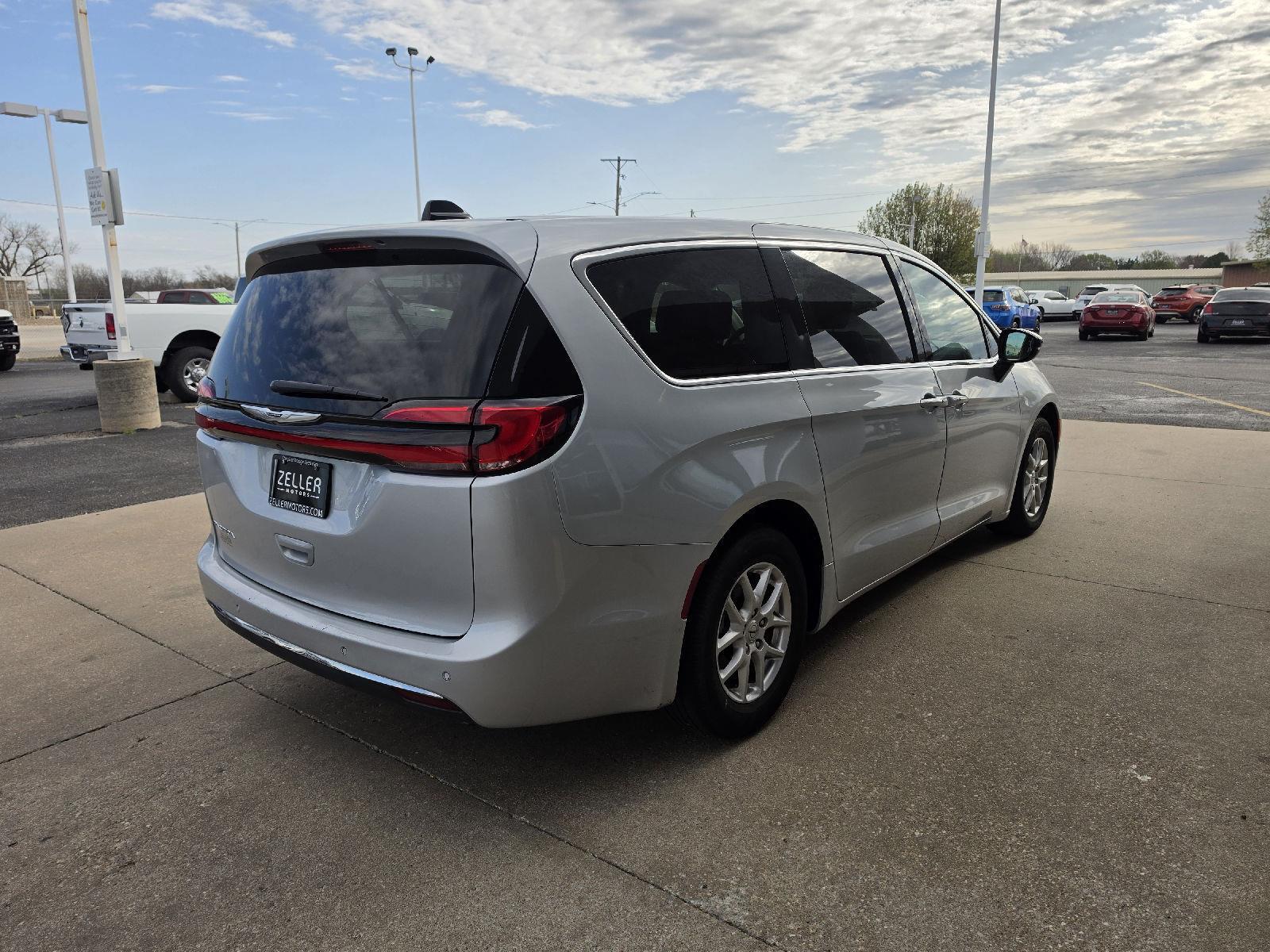 View vehicle photo 7