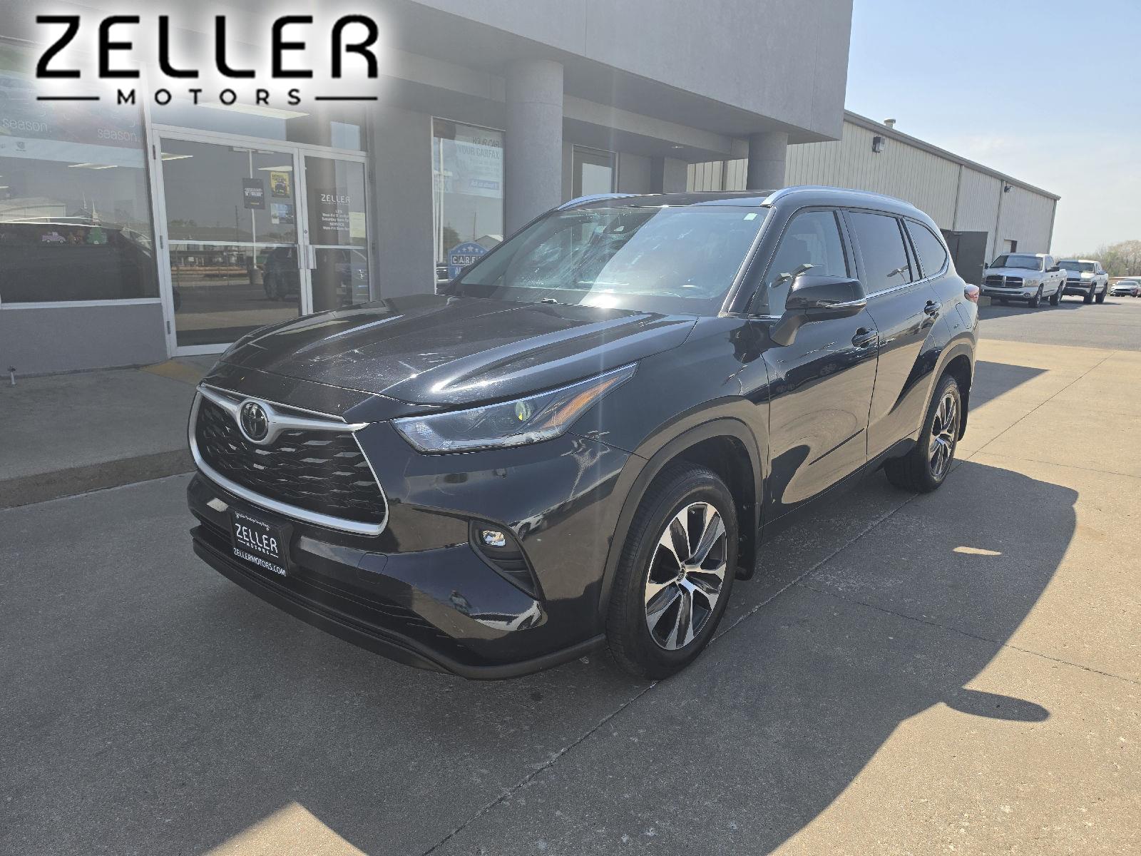 Midnight Black Metallic 2021 Toyota Highlander XLE AWD SUV / Crossover All-Wheel Drive Automatic