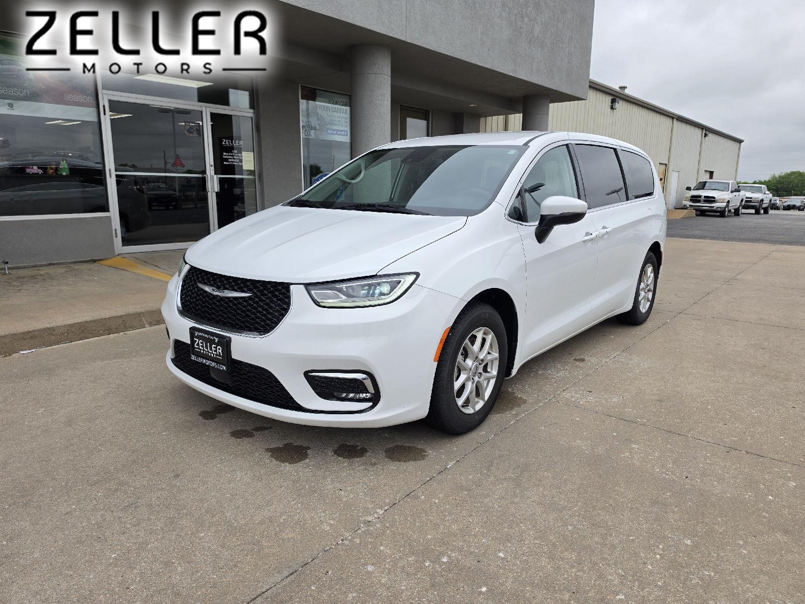 Bright White Clearcoat 2023 Chrysler Pacifica Touring L FWD Minivan Front-Wheel Drive 9-Speed Automatic