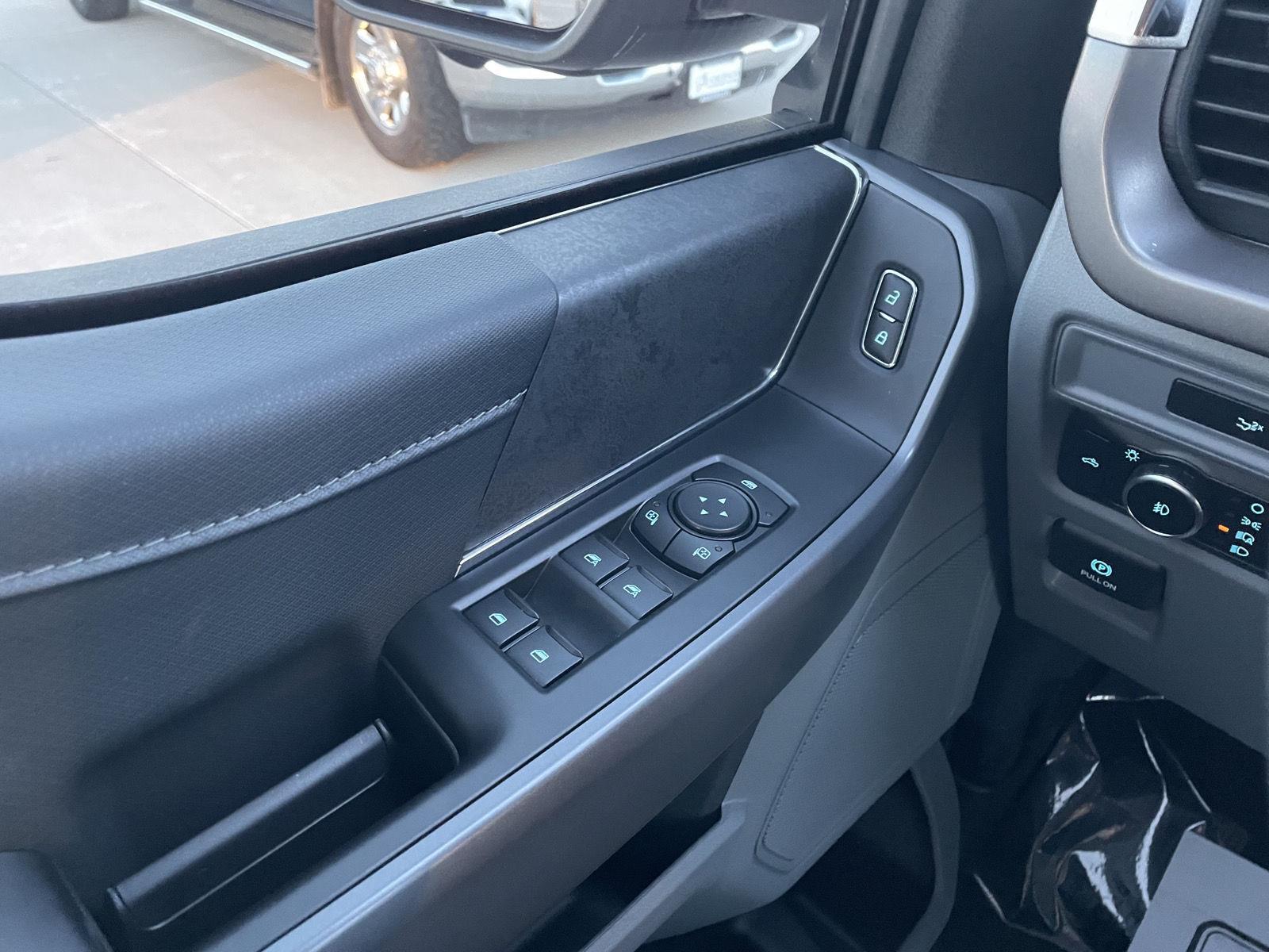 Vehicle photo 32