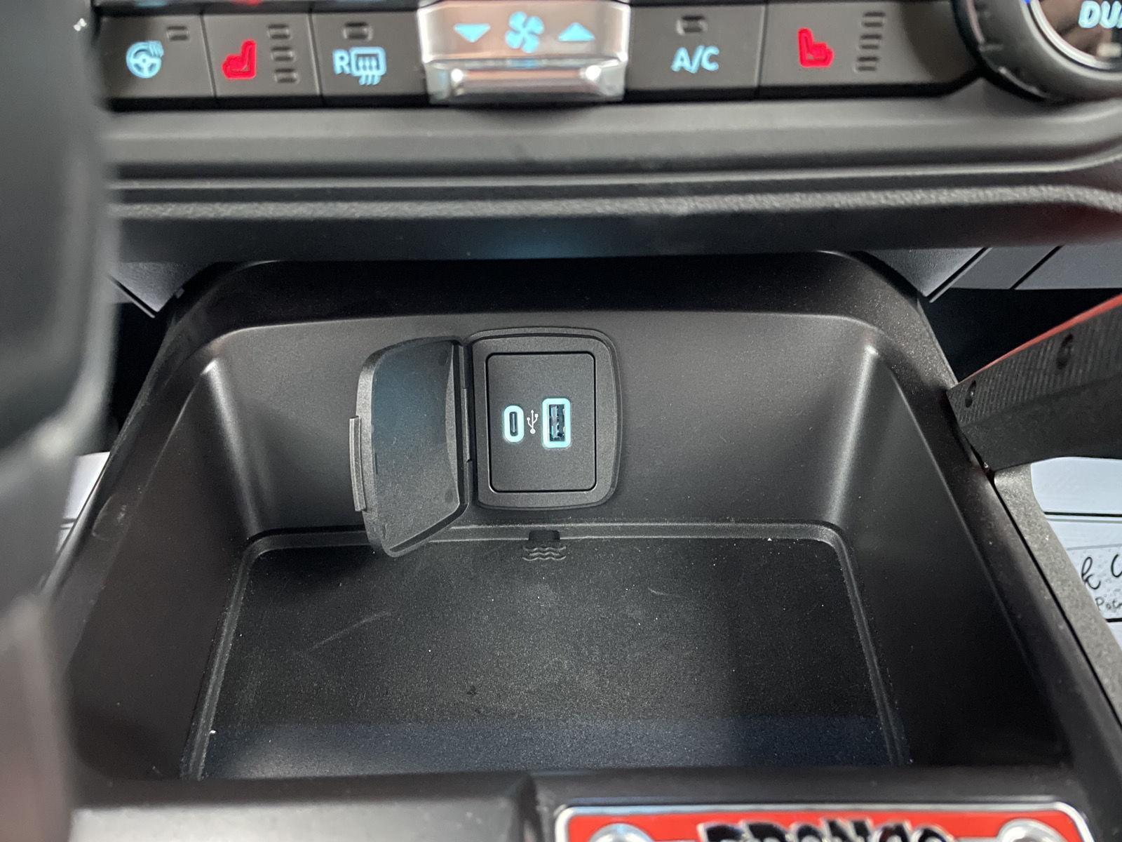 Vehicle photo 28