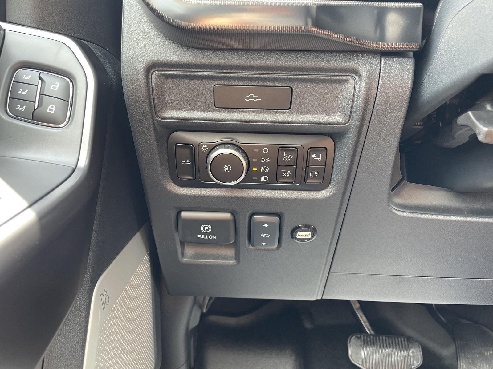 Vehicle photo 15