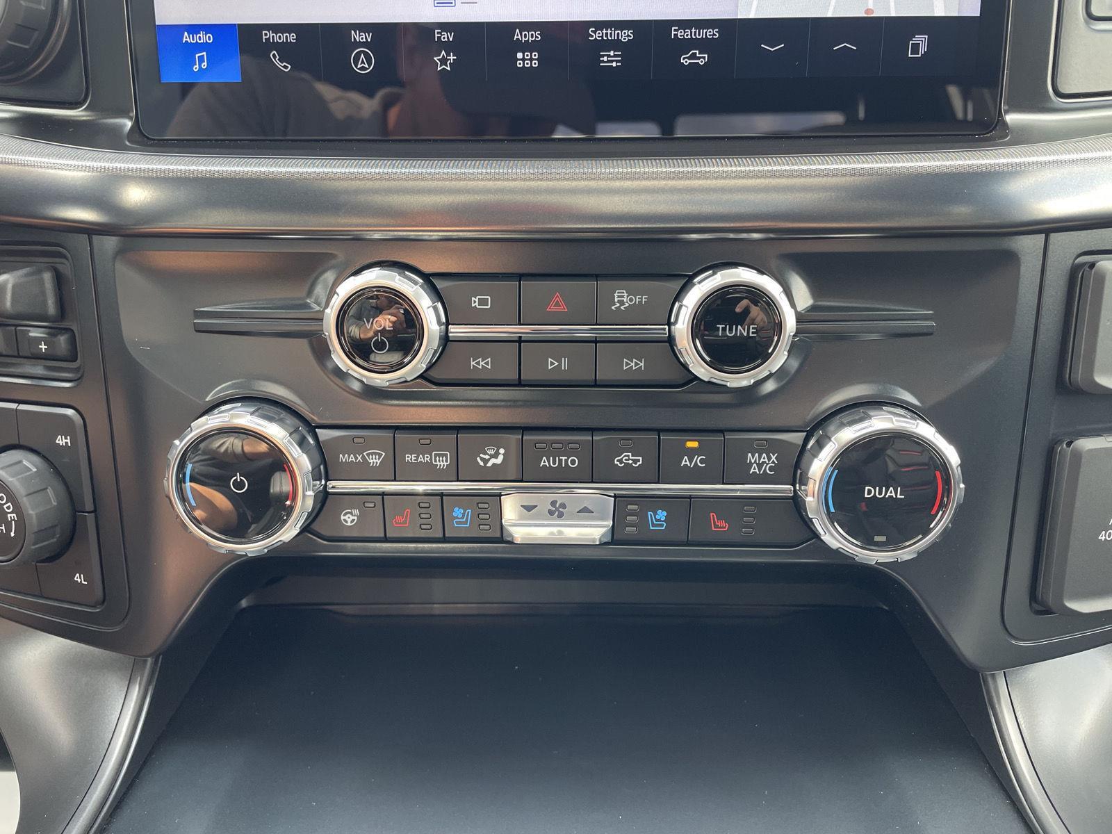 Vehicle photo 28