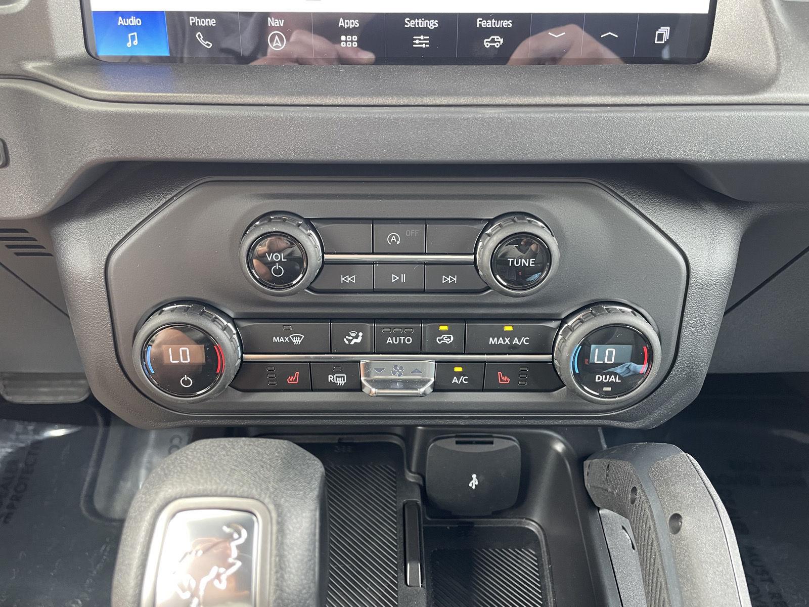 Vehicle photo 25