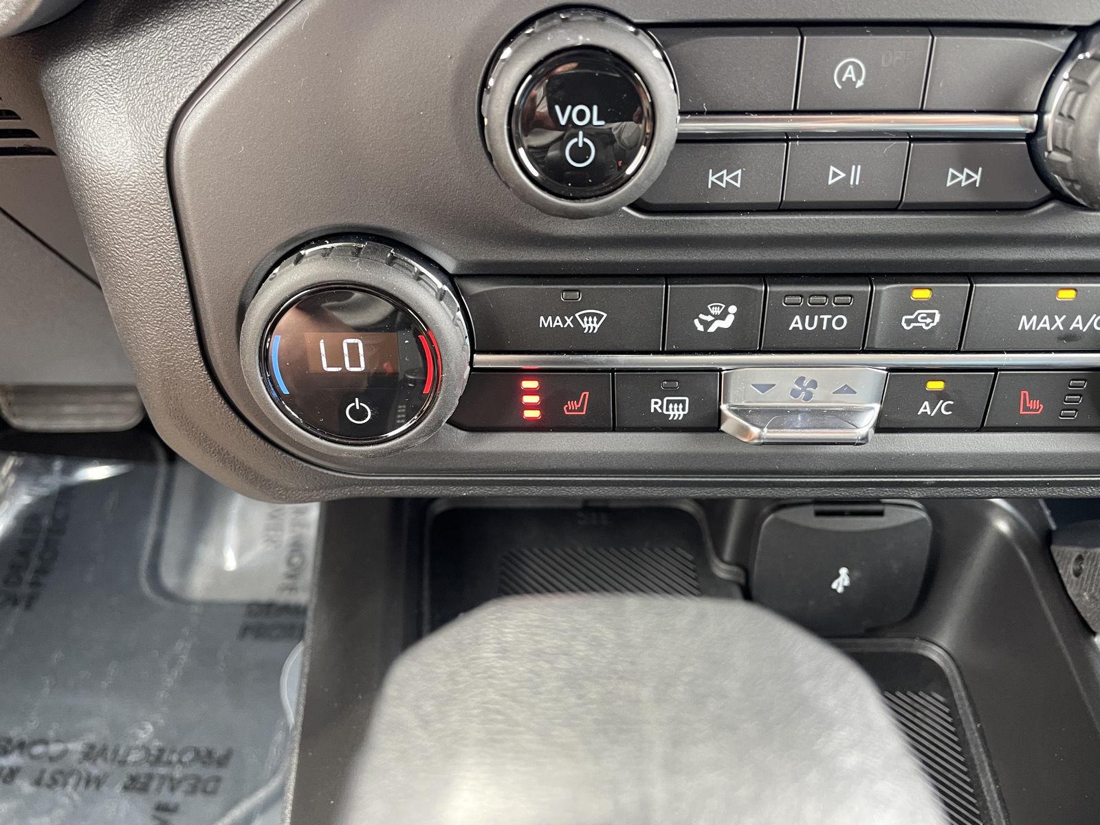 Vehicle photo 26