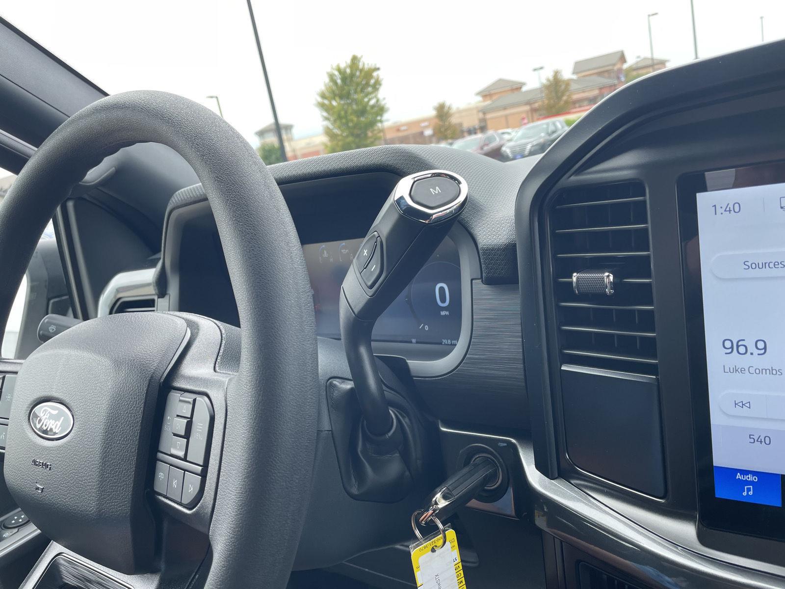 Vehicle photo 28