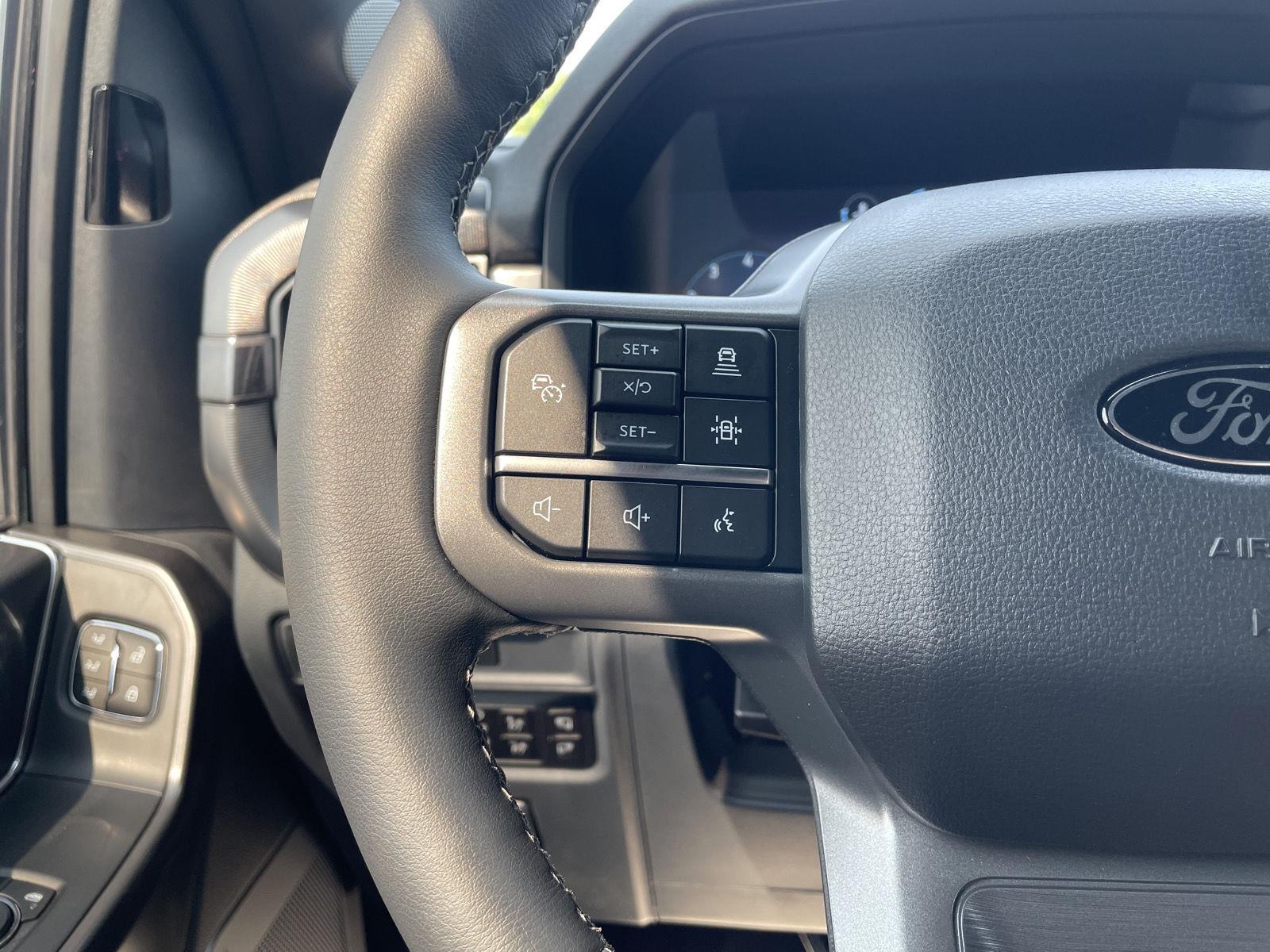 Vehicle photo 12